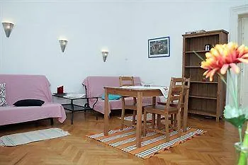 Alkotmany Street Отель Будапешт