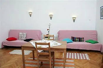 Alkotmany Street מלון *