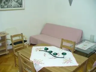 Alkotmany Street מלון *